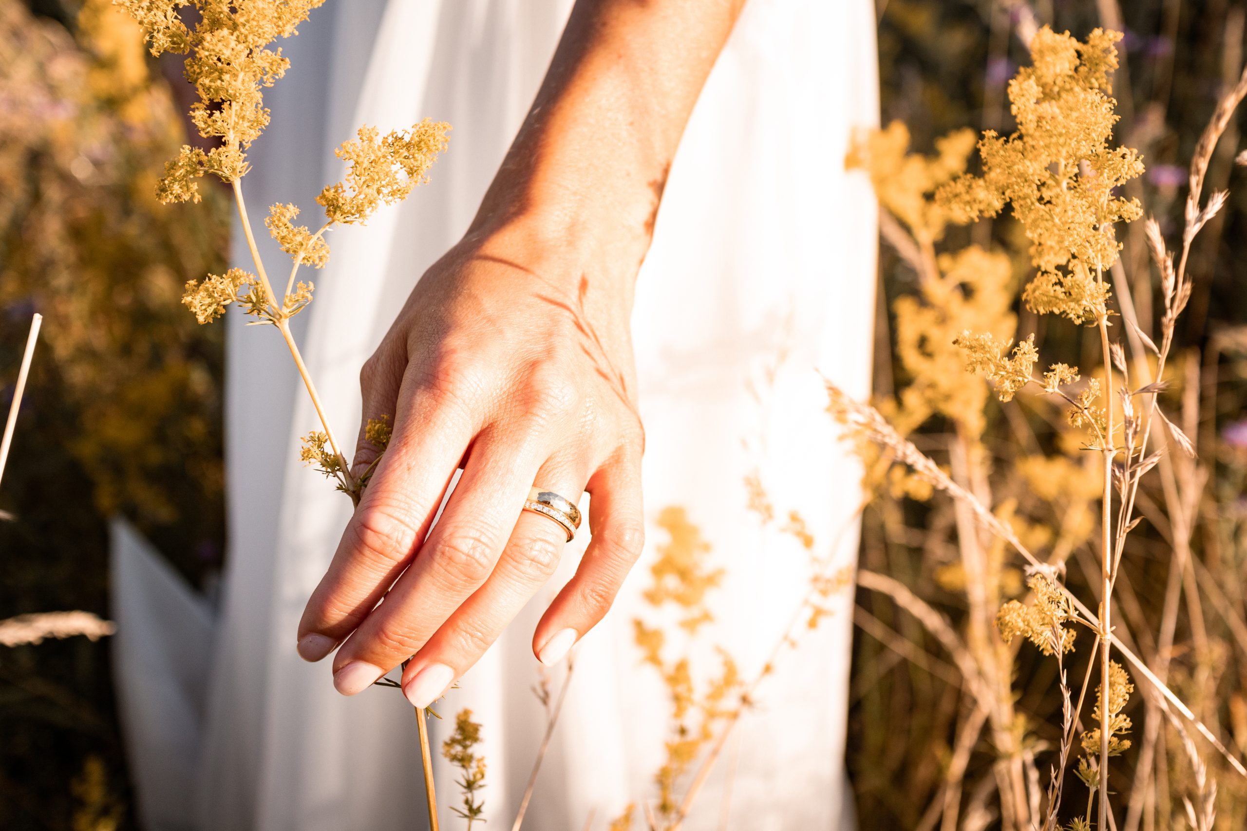 geschmiedeter Ehering Blütenwiese Sommerhochzeit