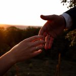 Vielen Dank für deine tolle und professionelle Begleitung unserer Trauung, mit der du diesen für uns so besonderen Tag perfekt eingefangen hast! Wir haben durch deine Bilder nicht nur einen ganz neuen Blick auf das Geschehen um uns herum werfen können, sondern werden ganz generell ein Leben lang auf die Aufnahmen zurückkommen, um in ihnen zu schwelgen. Danke außerdem für deinen akrobatischen Einsatz am Brunnen und deine Unerschrockenheit angesichts des Regens - dein großer Einsatz ist dem finalen Produkt definitiv positiv anzumerken. Wir wünschen dir weiterhin viel Erfolg und alles Gute!