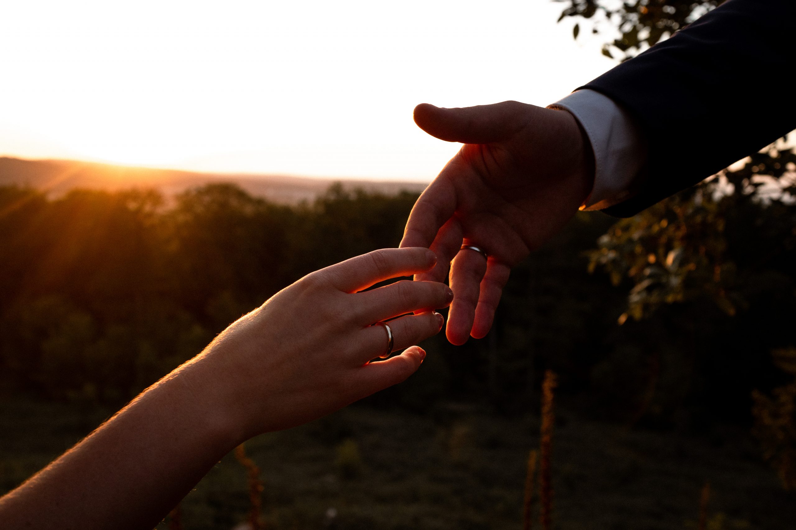 Vielen Dank für deine tolle und professionelle Begleitung unserer Trauung, mit der du diesen für uns so besonderen Tag perfekt eingefangen hast! Wir haben durch deine Bilder nicht nur einen ganz neuen Blick auf das Geschehen um uns herum werfen können, sondern werden ganz generell ein Leben lang auf die Aufnahmen zurückkommen, um in ihnen zu schwelgen. Danke außerdem für deinen akrobatischen Einsatz am Brunnen und deine Unerschrockenheit angesichts des Regens - dein großer Einsatz ist dem finalen Produkt definitiv positiv anzumerken. Wir wünschen dir weiterhin viel Erfolg und alles Gute!