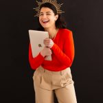 Brandingsession Brandfotos Brandingshooting Frau mit Laptop und Krone lachend Business Fotos Markenbildung